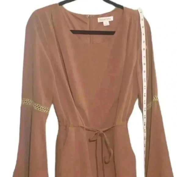 Super Cute Romper -⬇️PRICE DROP⬇️. Size Small with Sandals - Picture 5 of 10